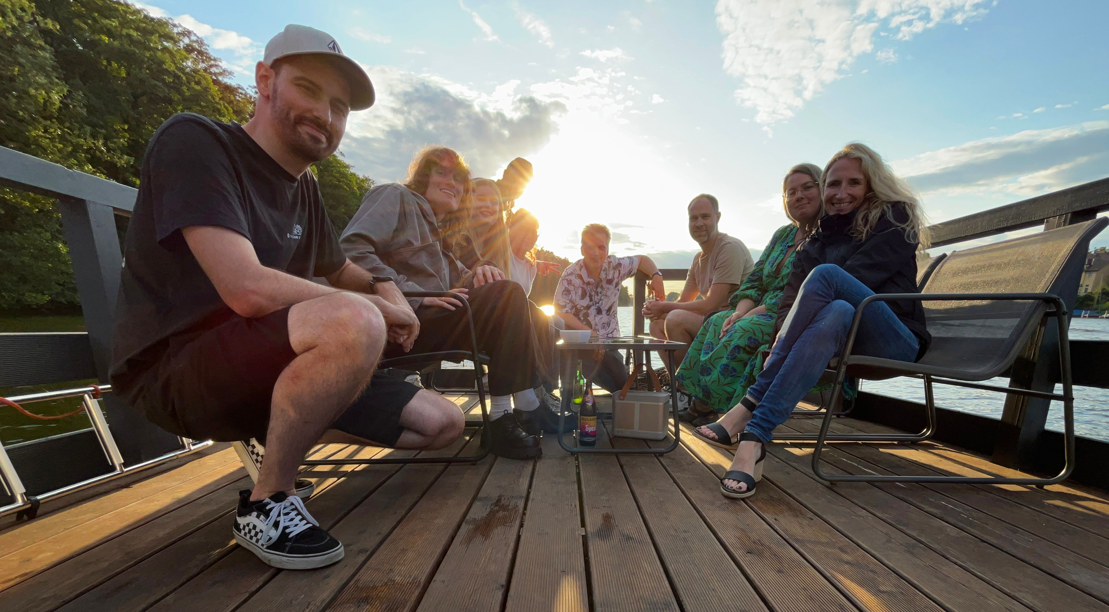 devsuit-Mitarbeiter an Bord des Boots beim Sommerfest