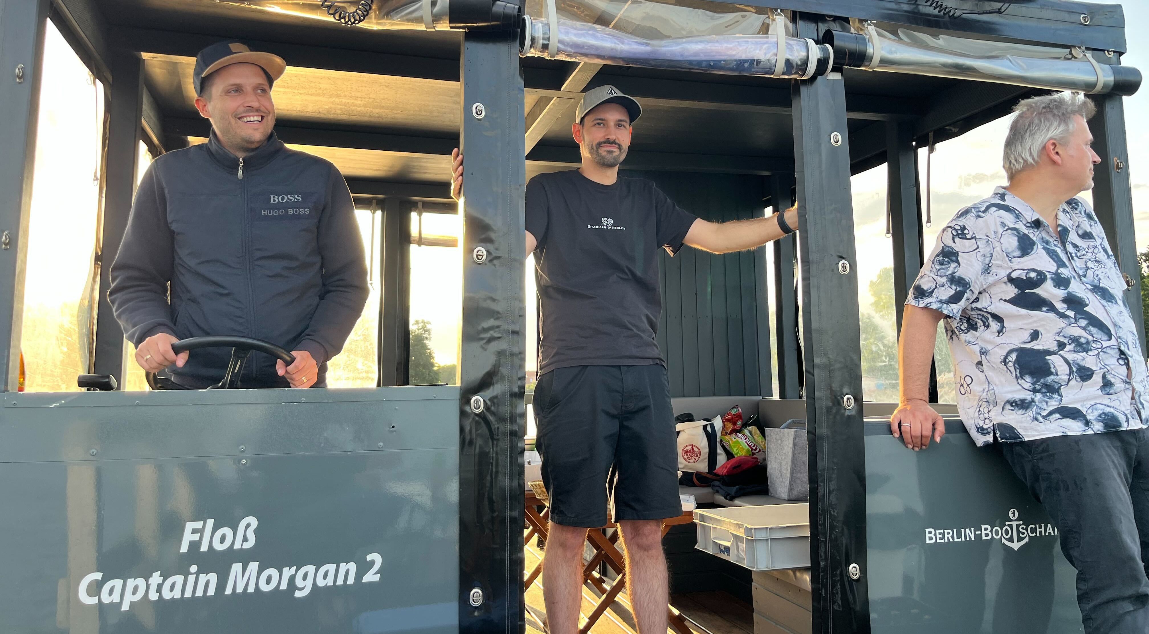 Drei devsuit-Mitarbeiter an Bord des Boots beim Sommerfest