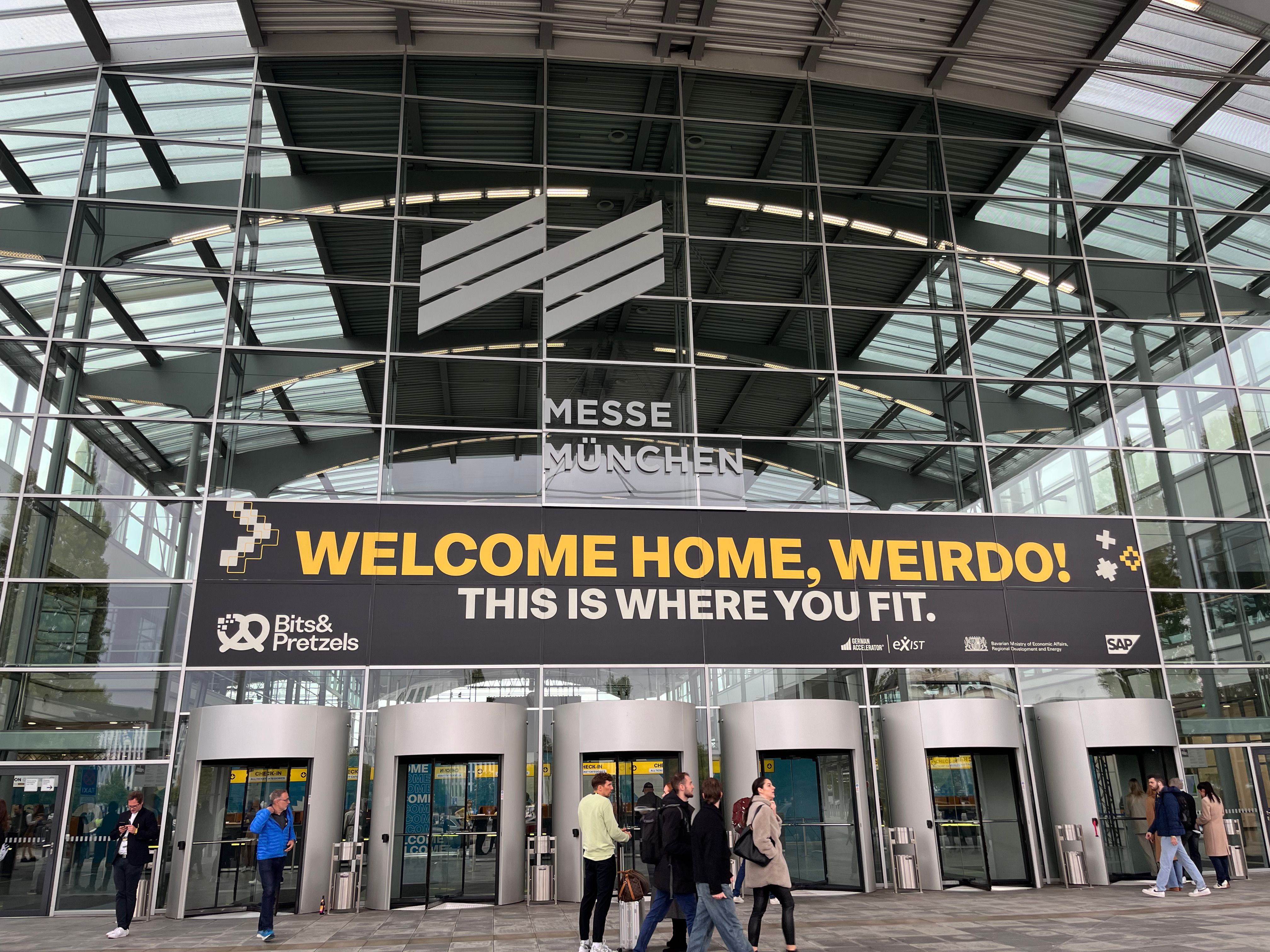 Ein Bahnhofseingang mit einem Banner, welcher lautet, Welcome home weirdo! This is where you fit