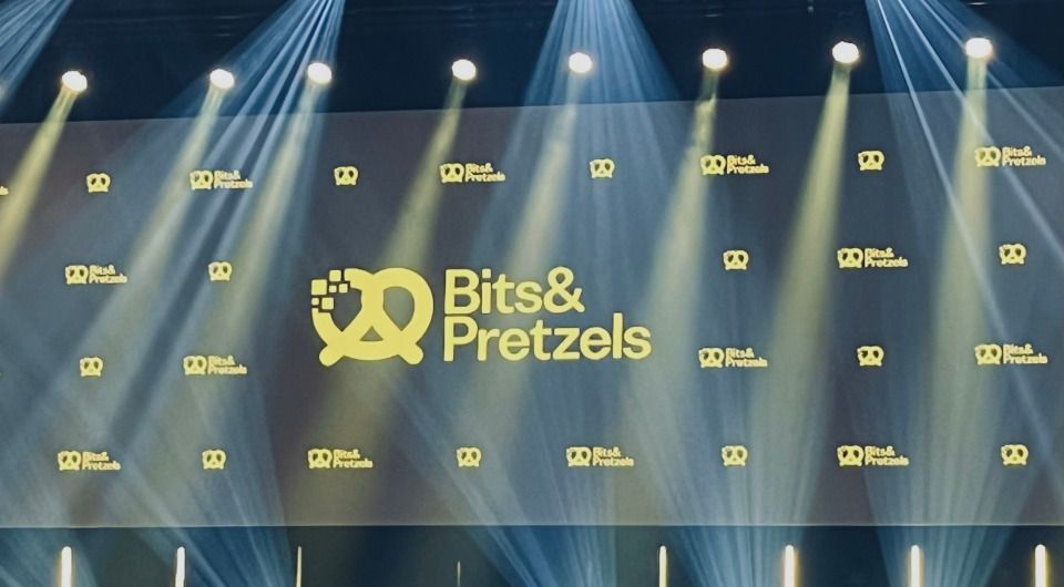 Bits & Pretzels Werbebanner mit Scheinwerfern