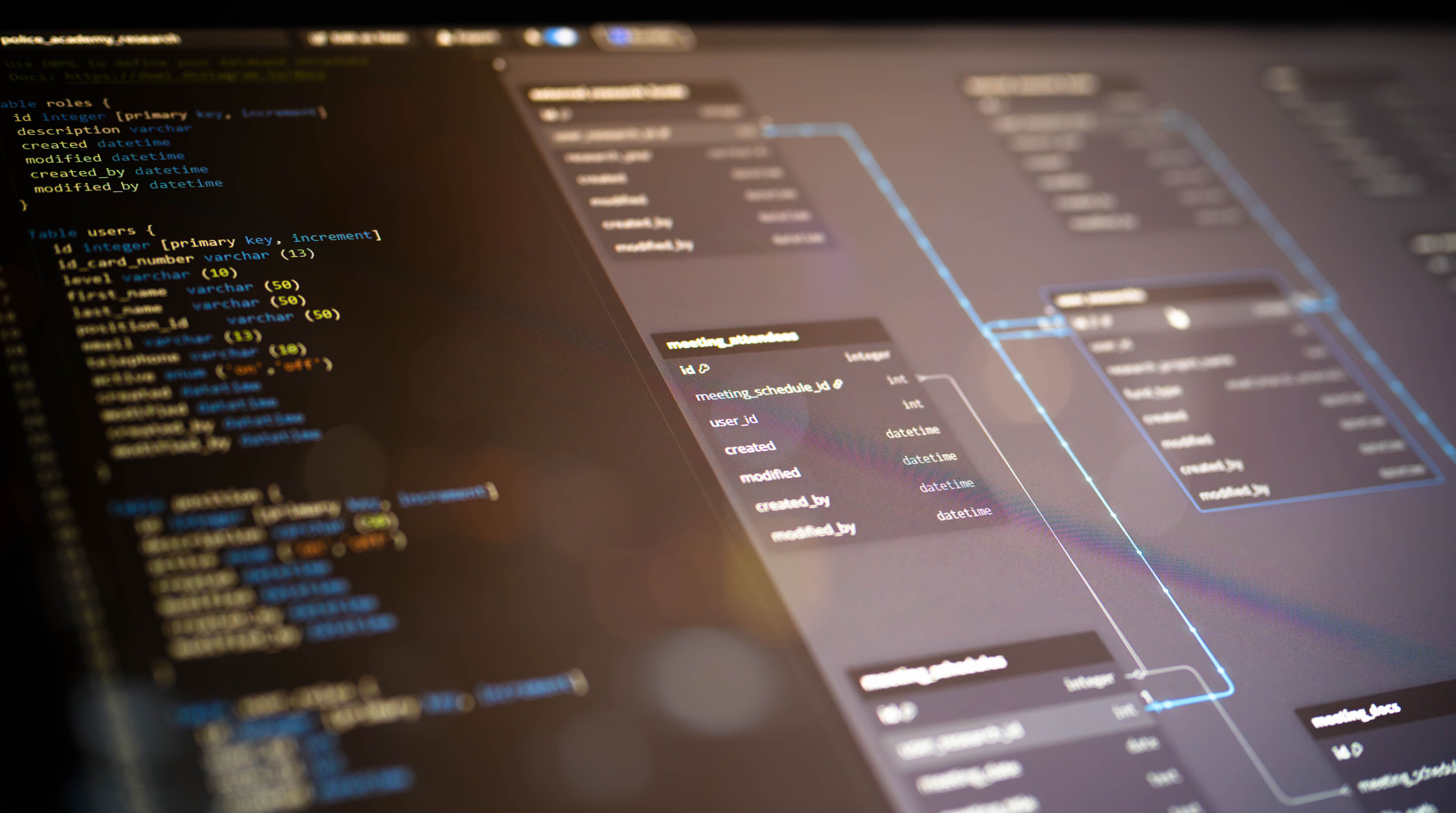 Screenshot eines ER Diagramms und Codezeilen.