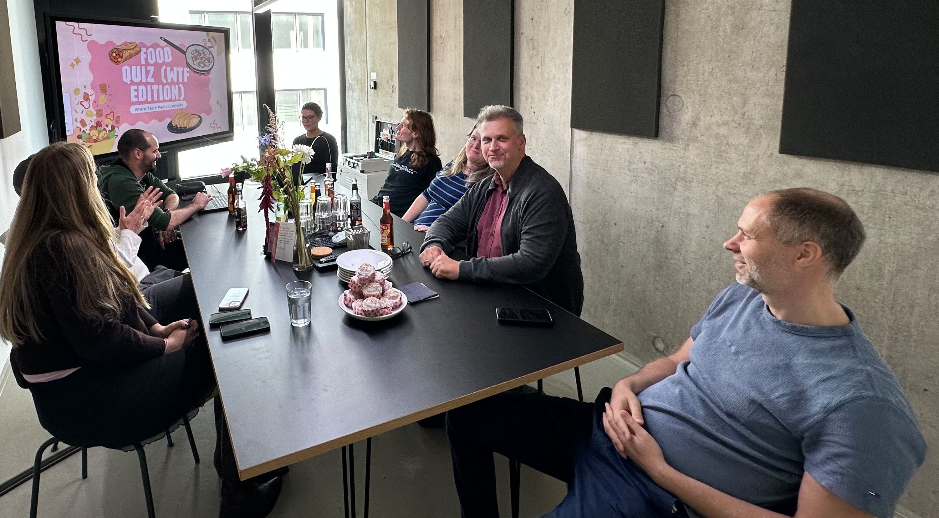 devsuit Team an einem Tisch im Besprechungsraum.