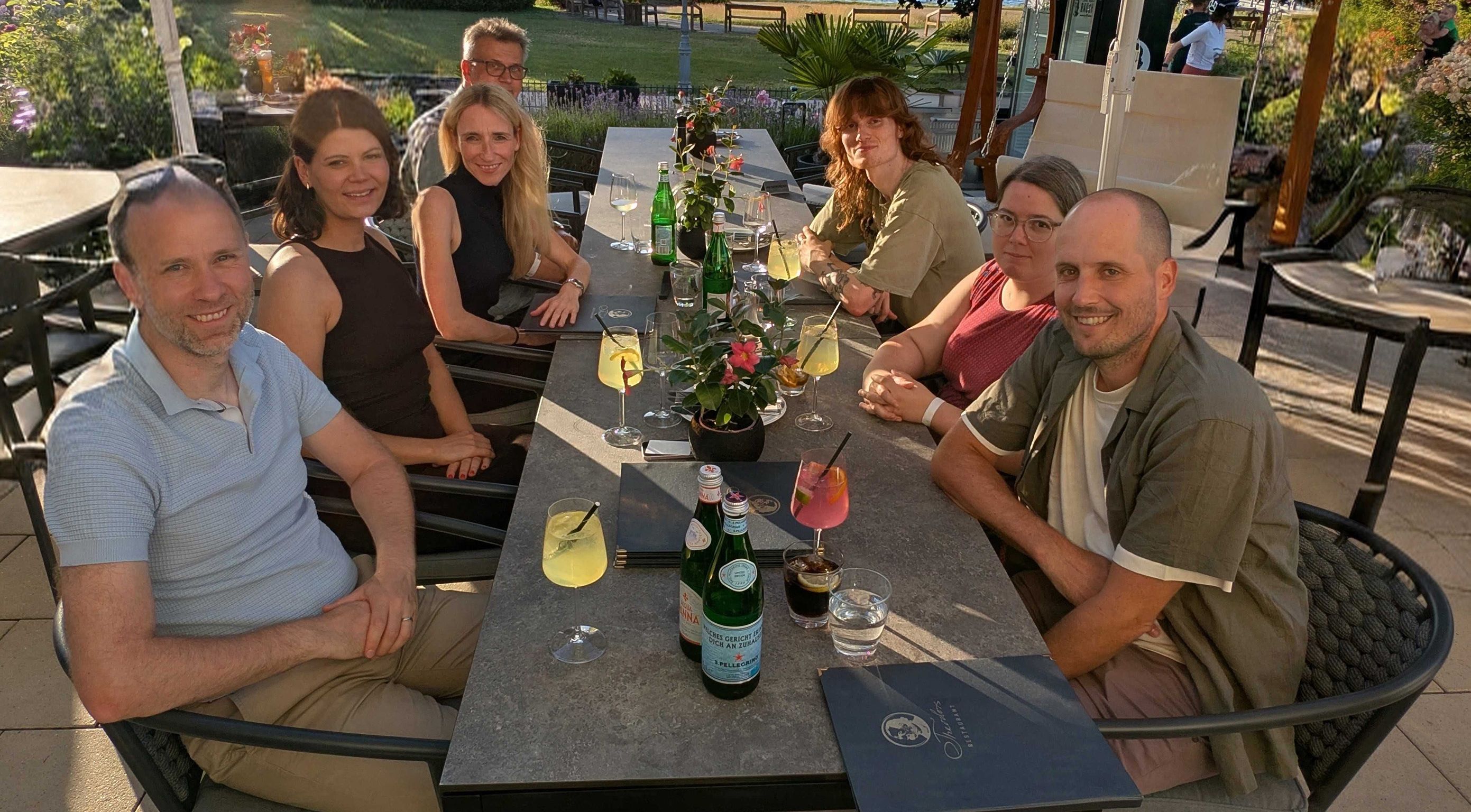 devsuit Team beim Abendessen auf der Seeterrasse