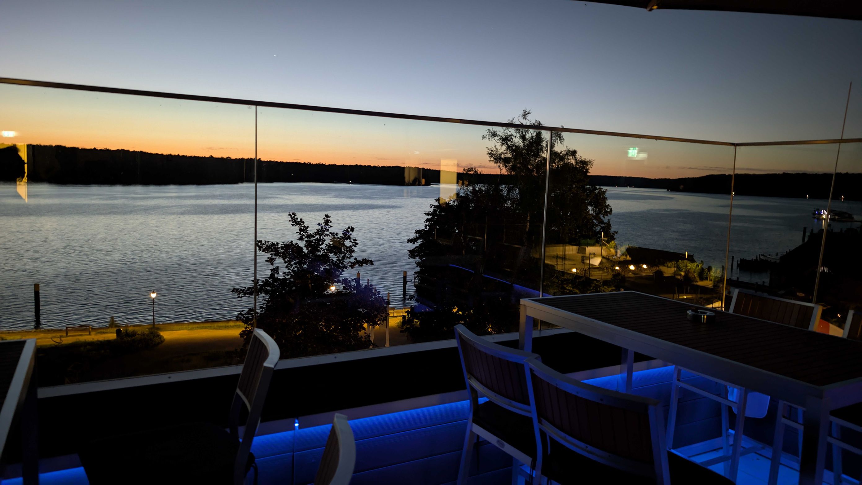 devsuit Sommerfest 2026 - Dachterasse mit Blick auf den abendlichen Werbellinsee